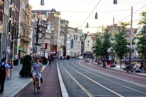 Binnenstad van Amsterdam met fietsers en voetgangers