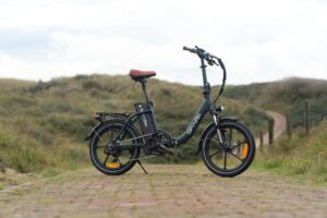 Groene vouwfiets met een lage instap in de duinen.