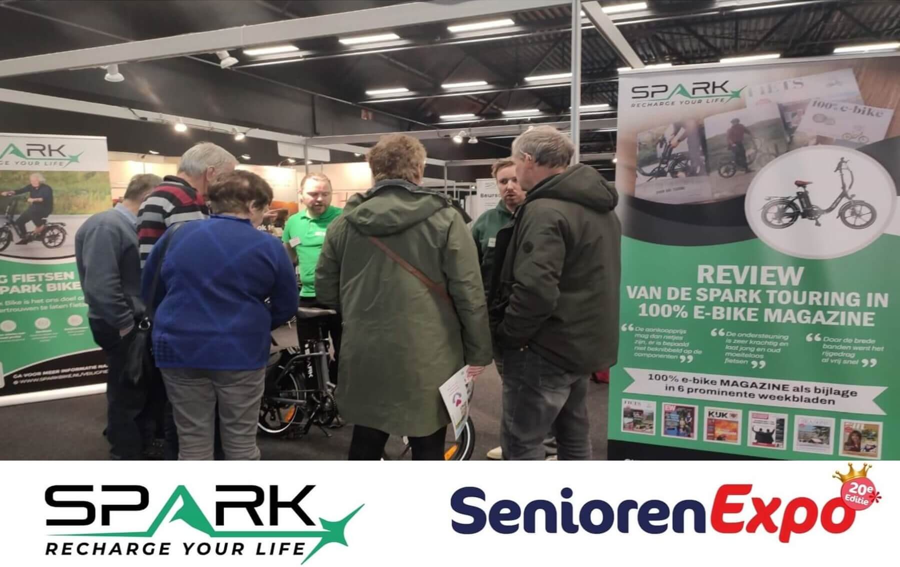 Winnaarsfoto van prijsvraag met lachende deelnemers.