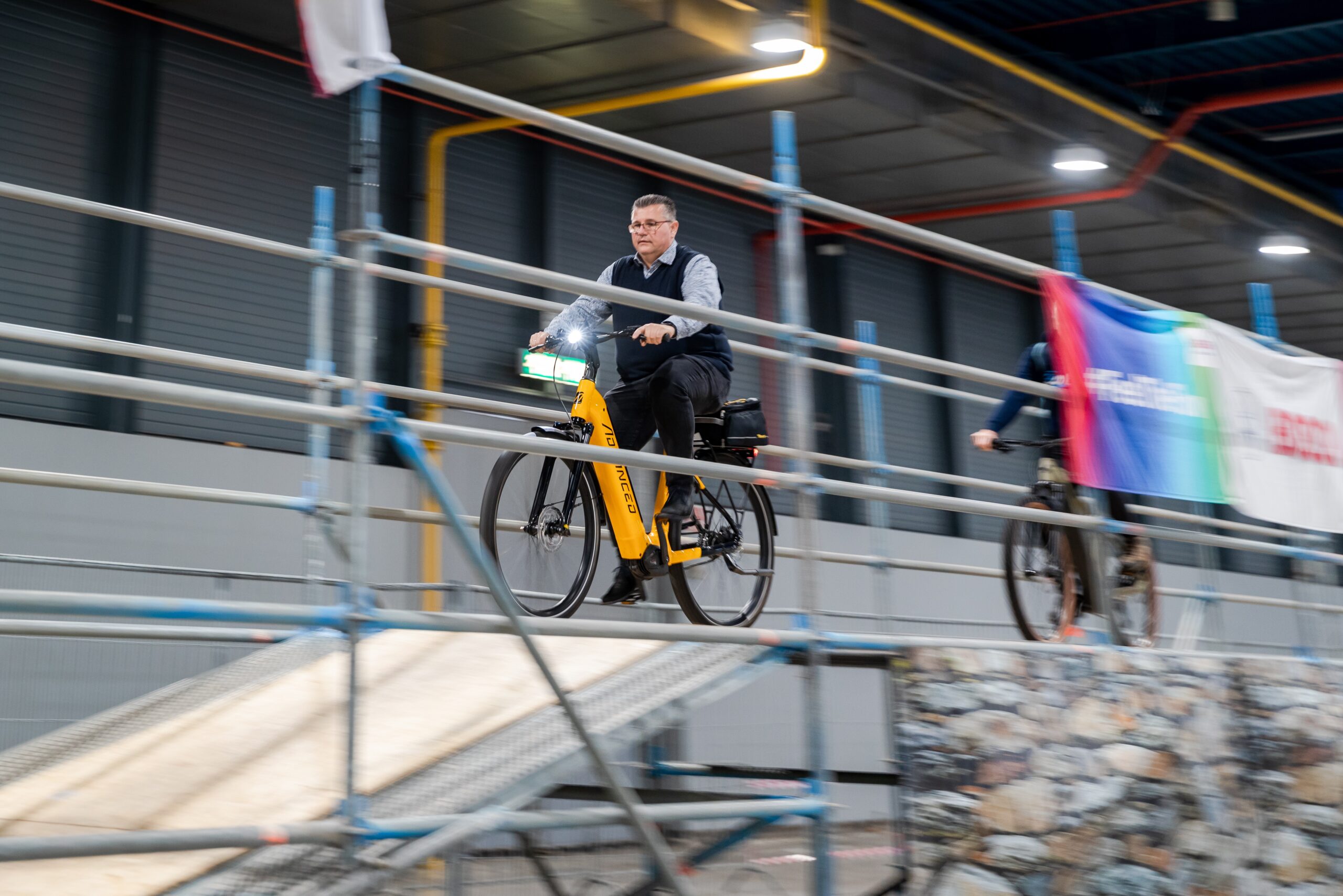 Persoon die fietst over een fietsbrug