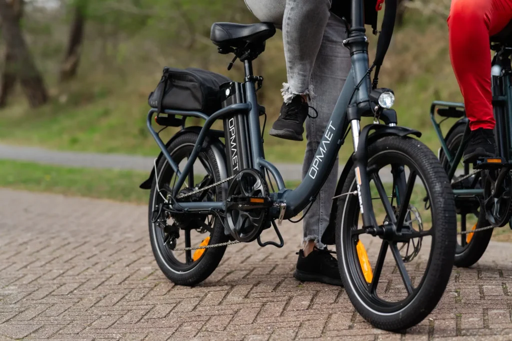Vrouw stapt op de Opmaet vouwfiets met lage instap